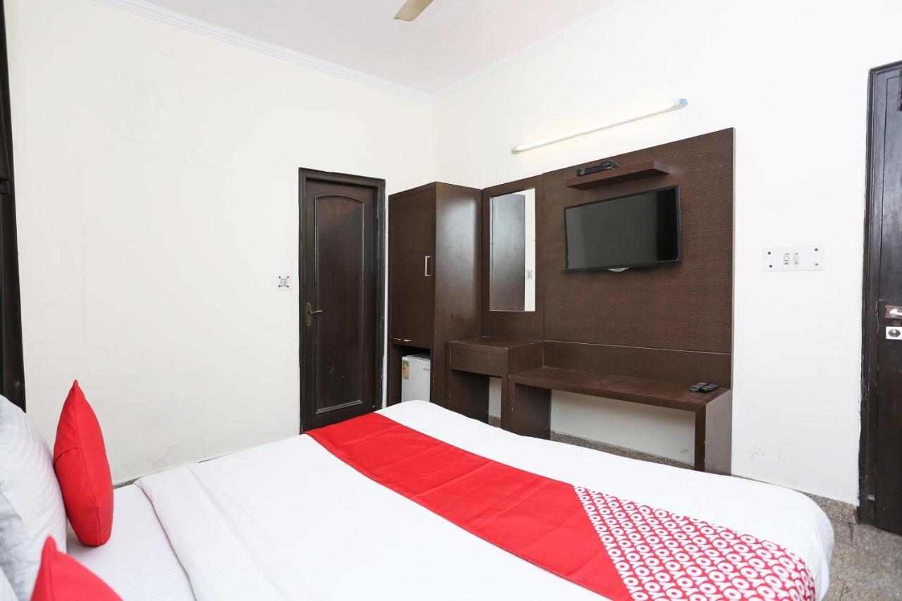 Oyo 8188 Vardhmaan Inn Delhi Kültér fotó